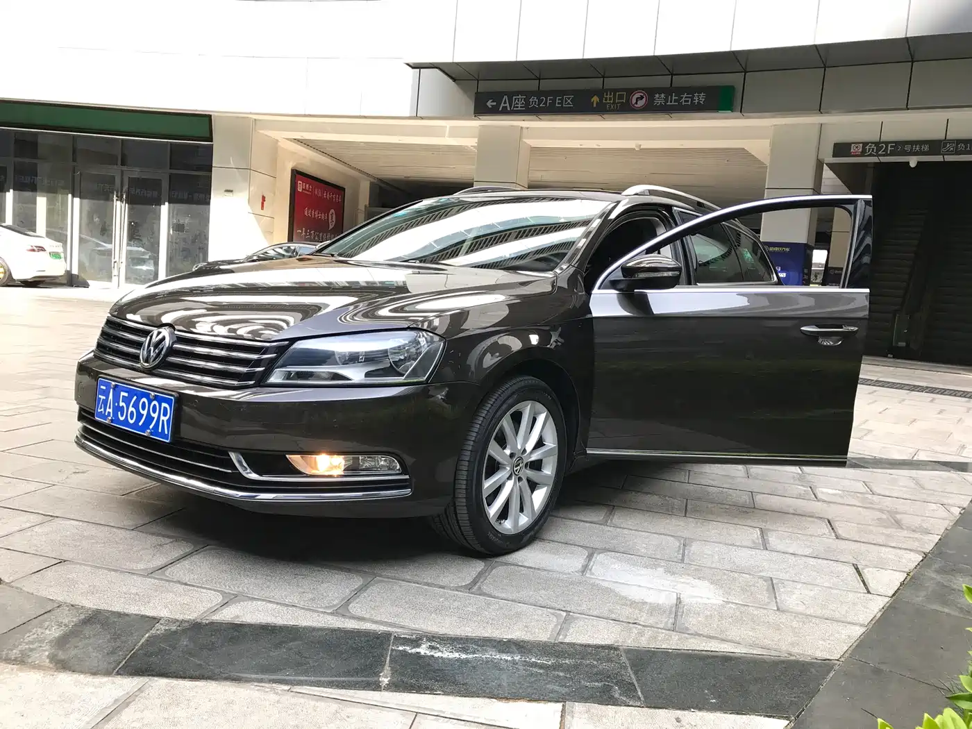 Volkswagen Magotan (Import) 2012 Wagon 2.0TSI Comfort фото 3