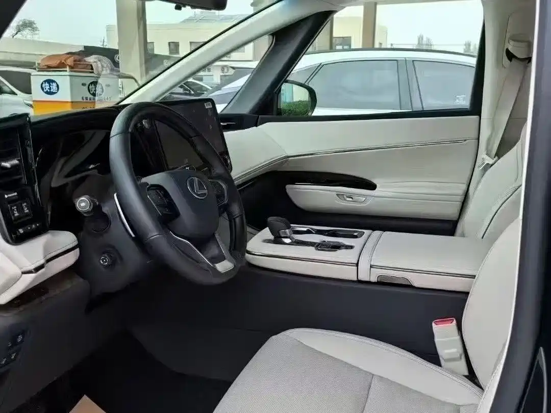 Lexus LM 2025 Model 500h Six-Seater Prestige Edition фото 4