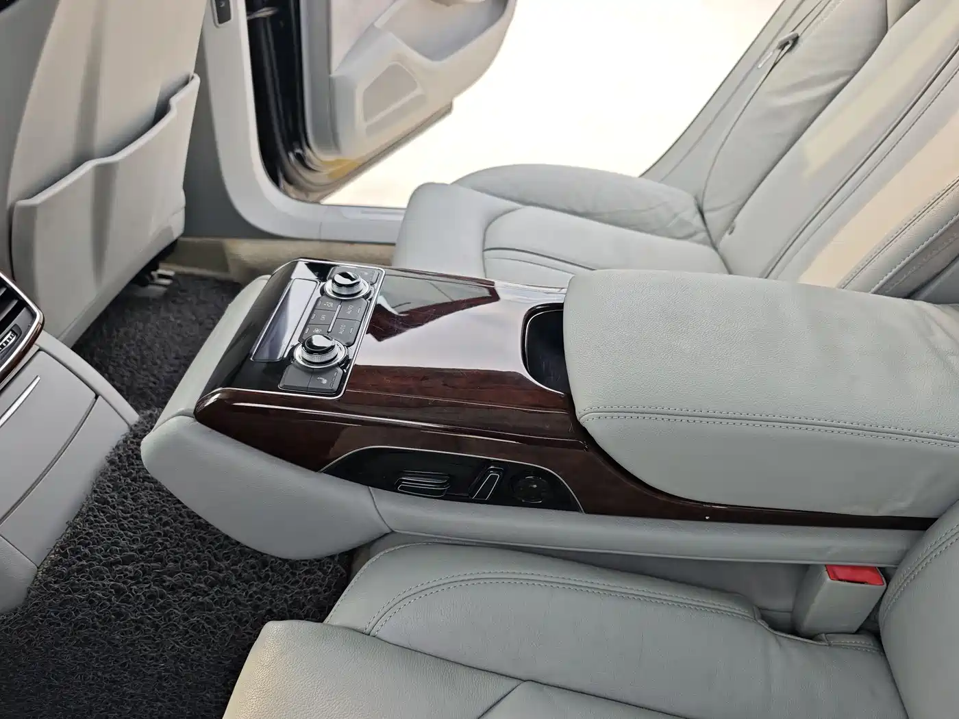 Audi A8 2011 A8L 3.0 TFSI quattro Premium (245kW) фото 22