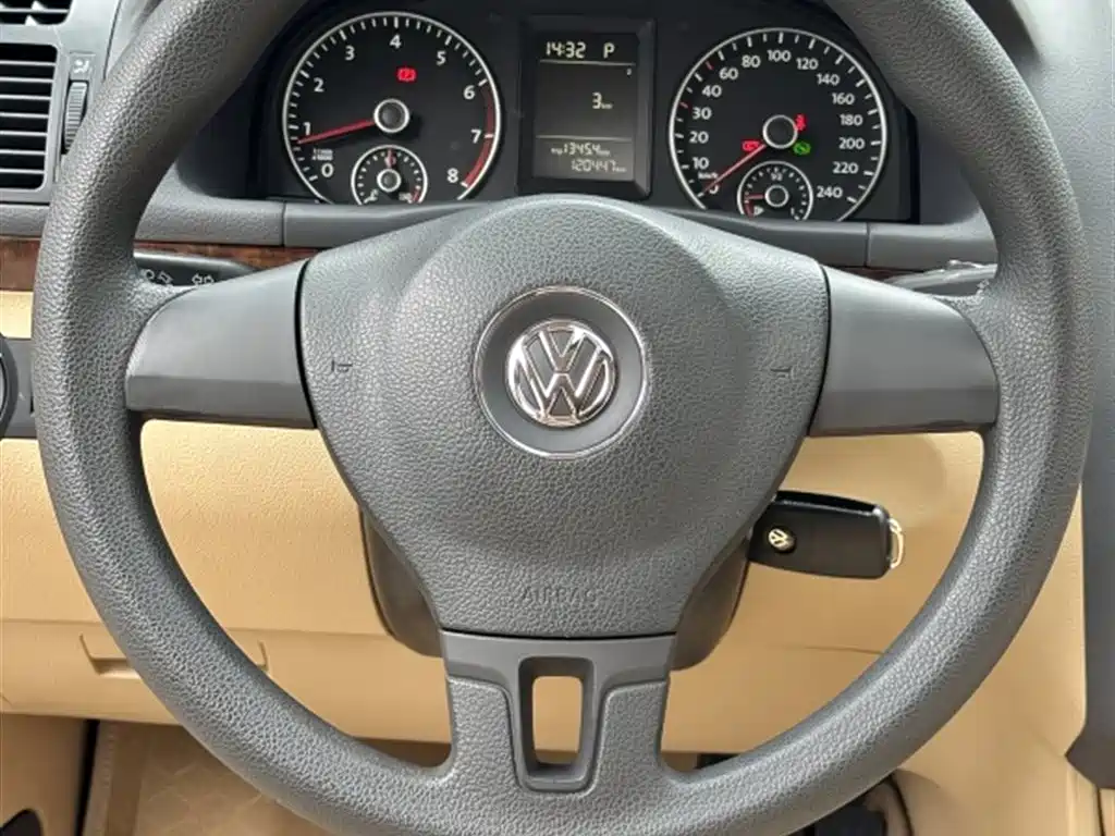 Volkswagen Touran 2013 1.4T DSG Comfort 5-seater фото 14