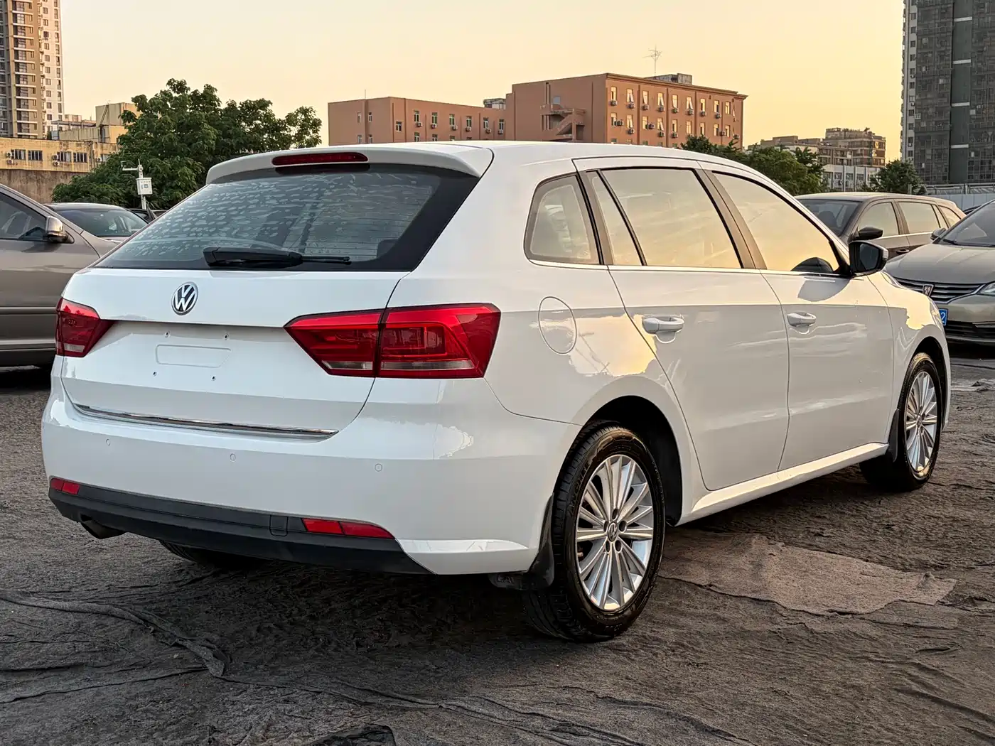 Volkswagen Lavida Tour 2013 1.6L Manual Comfort фото 5