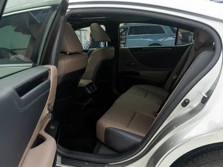 Lexus ES 2022 200 Excellence Edition фото 17