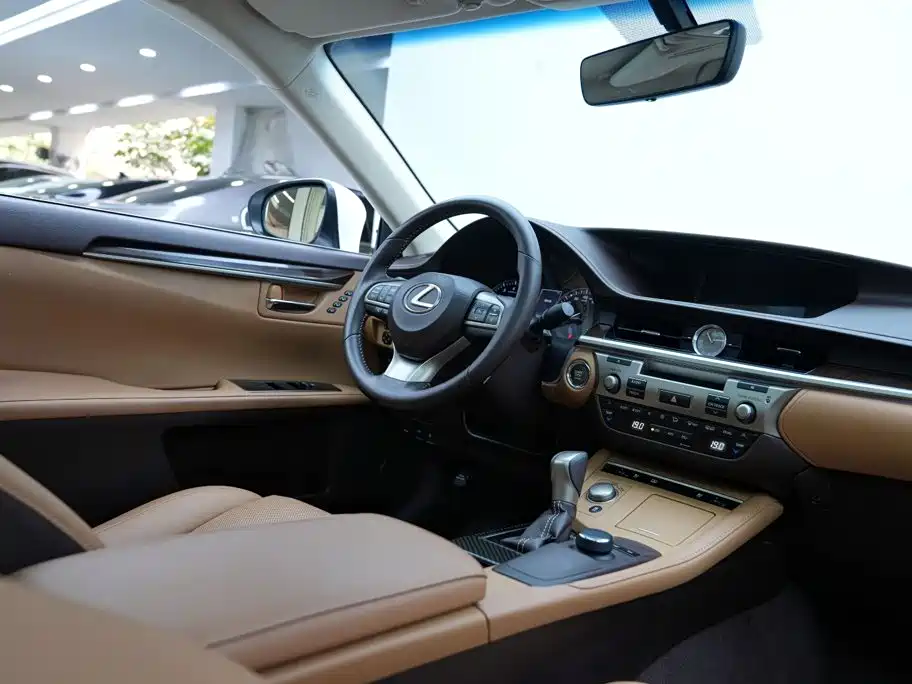 Фото 12 - Lexus ES