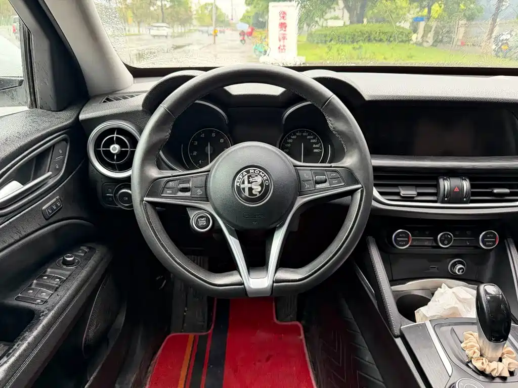Alfa Romeo Stelvio 2019 2017 2.0T 200HP Luxury Edition