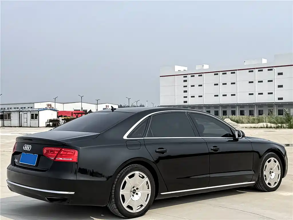 Фото 12 - Audi A8