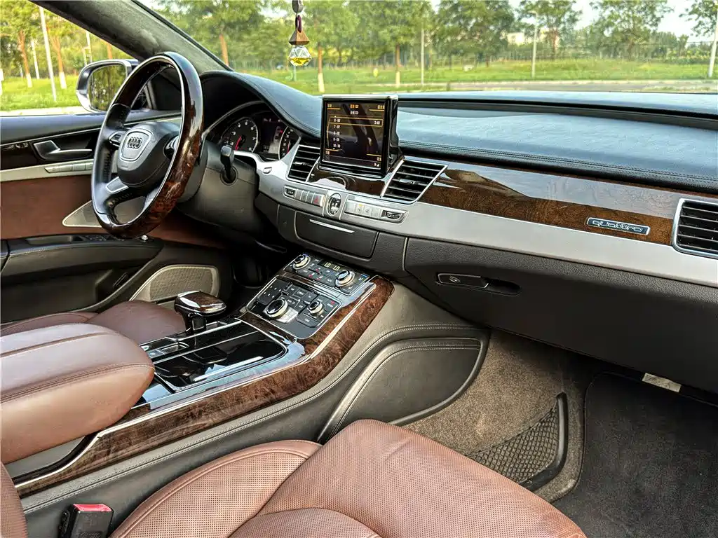 Фото 17 - Audi A8