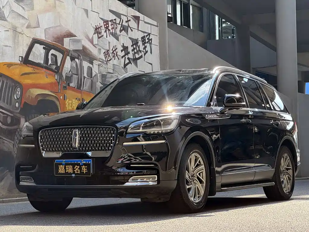 Photo 1 - Lincoln Aviator