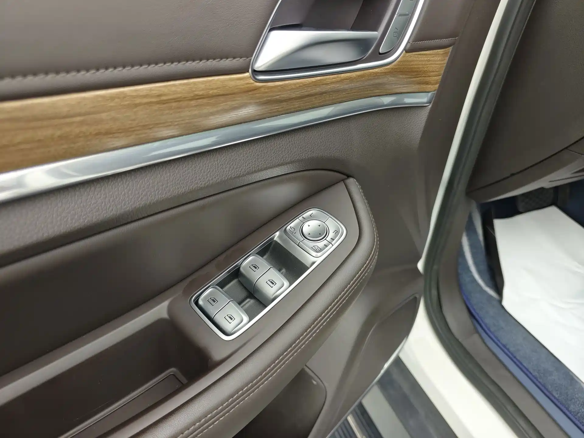 Фото 21 - Roewe RX8