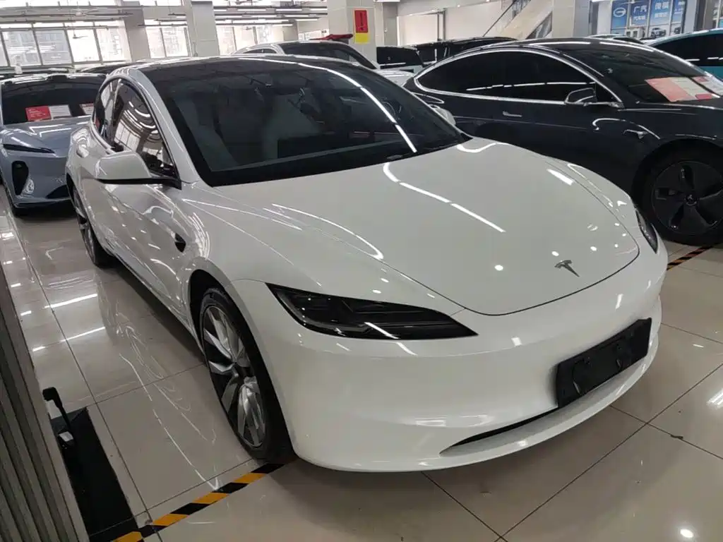 Фото 4 - Tesla Model 3