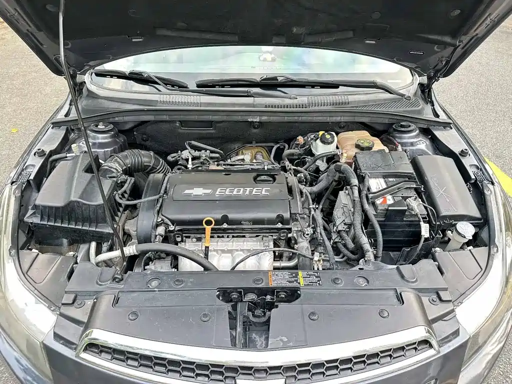 Photo 9 - Chevrolet Cruze