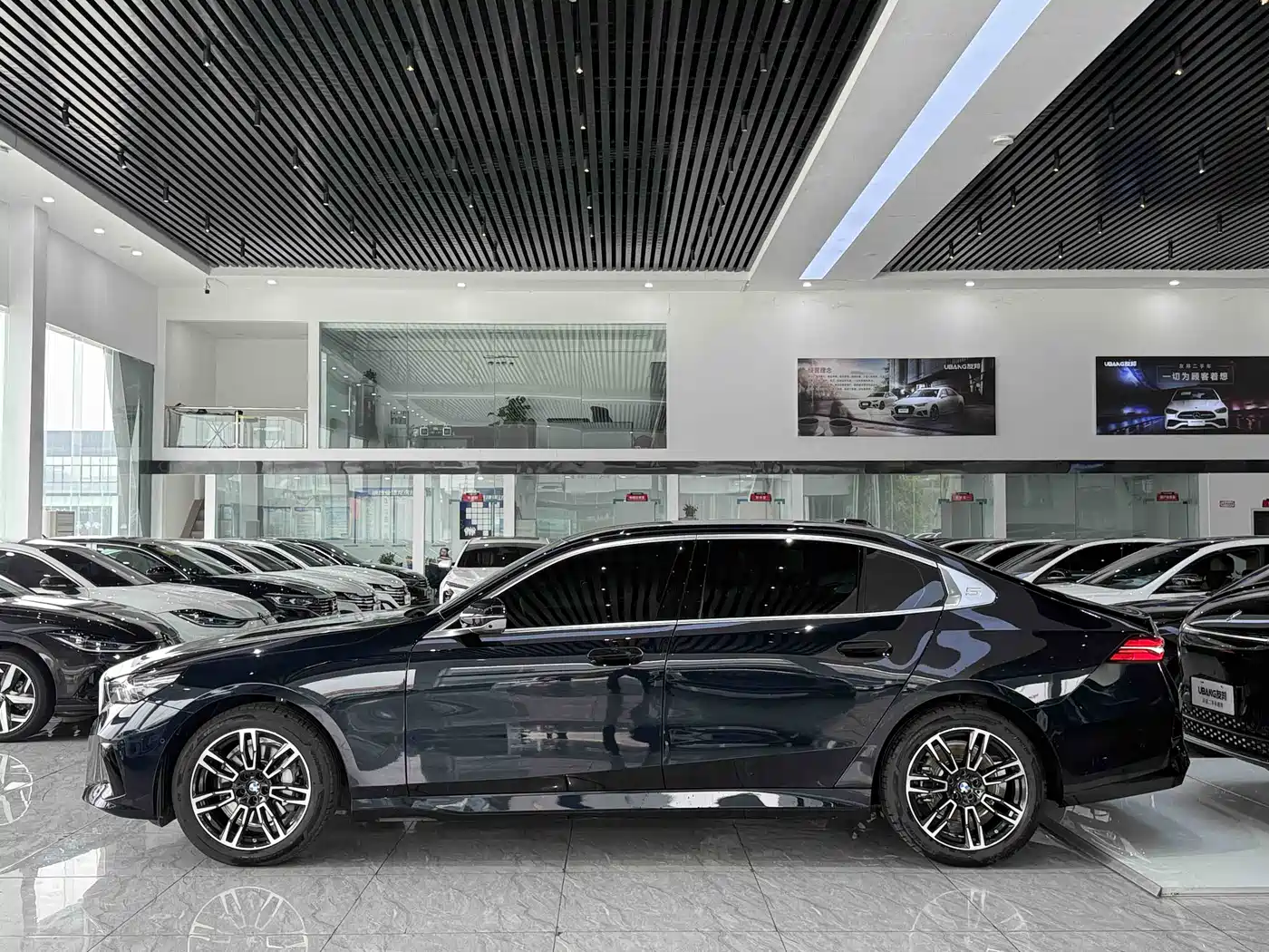 BMW 5 Series 2025 530Li Leading M Sport Package фото 7