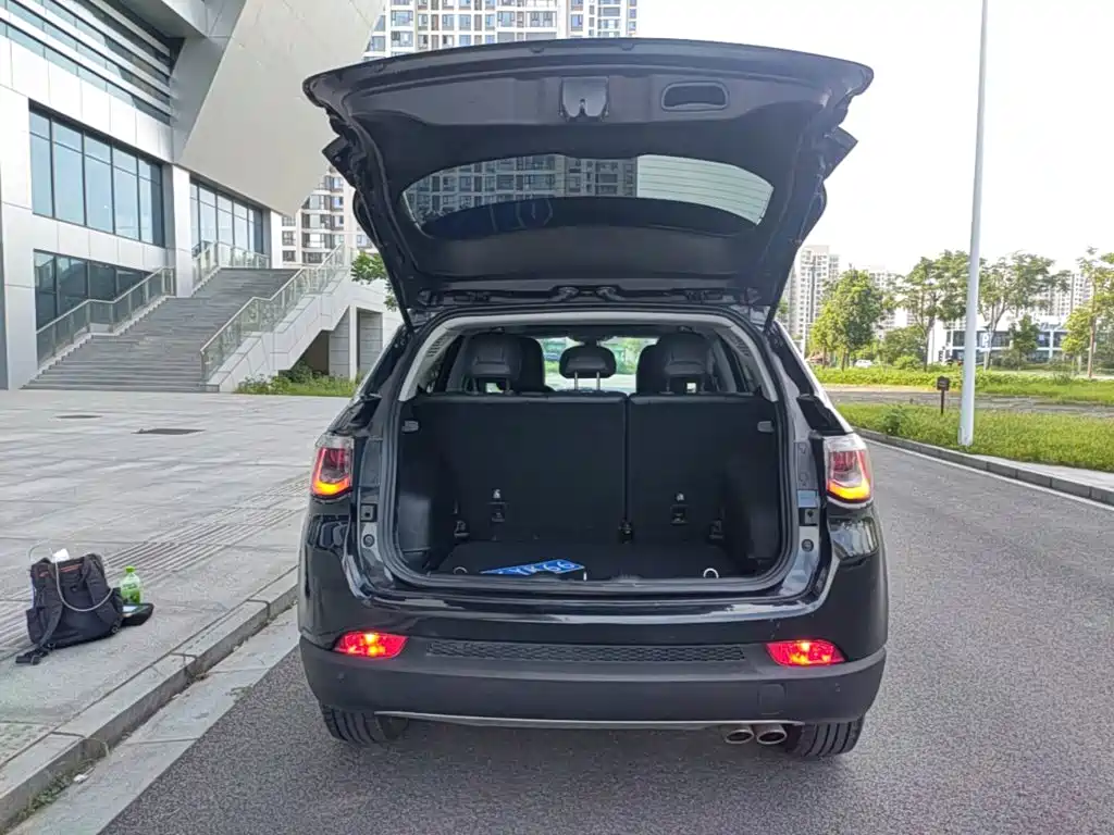 Фото 19 - Jeep Compass
