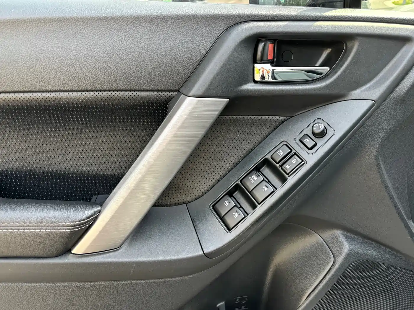 Subaru Forester 2015 2.0i Special Commemorative Edition фото 11