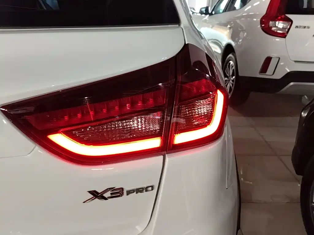 Фото 8 - Geely Vision X3
