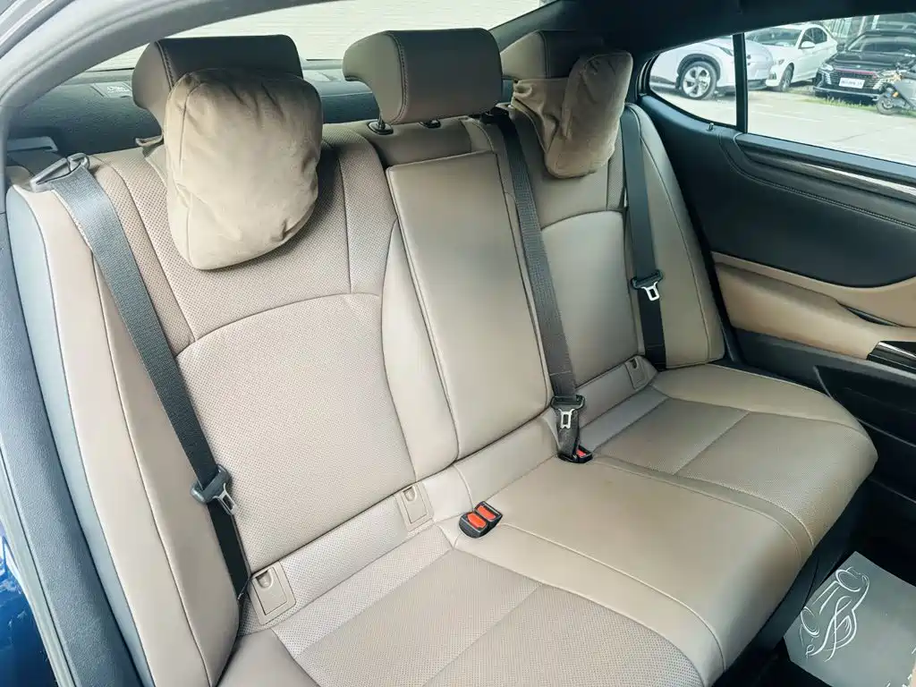 Фото 8 - Lexus ES