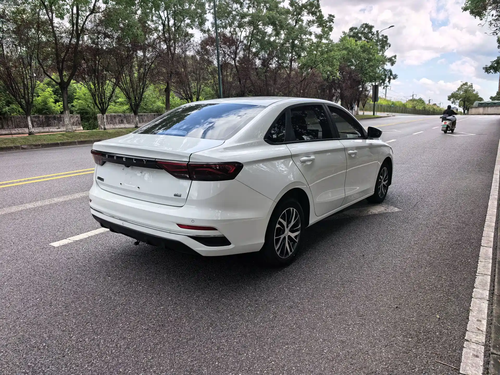 Фото 6 - Geely Emgrand