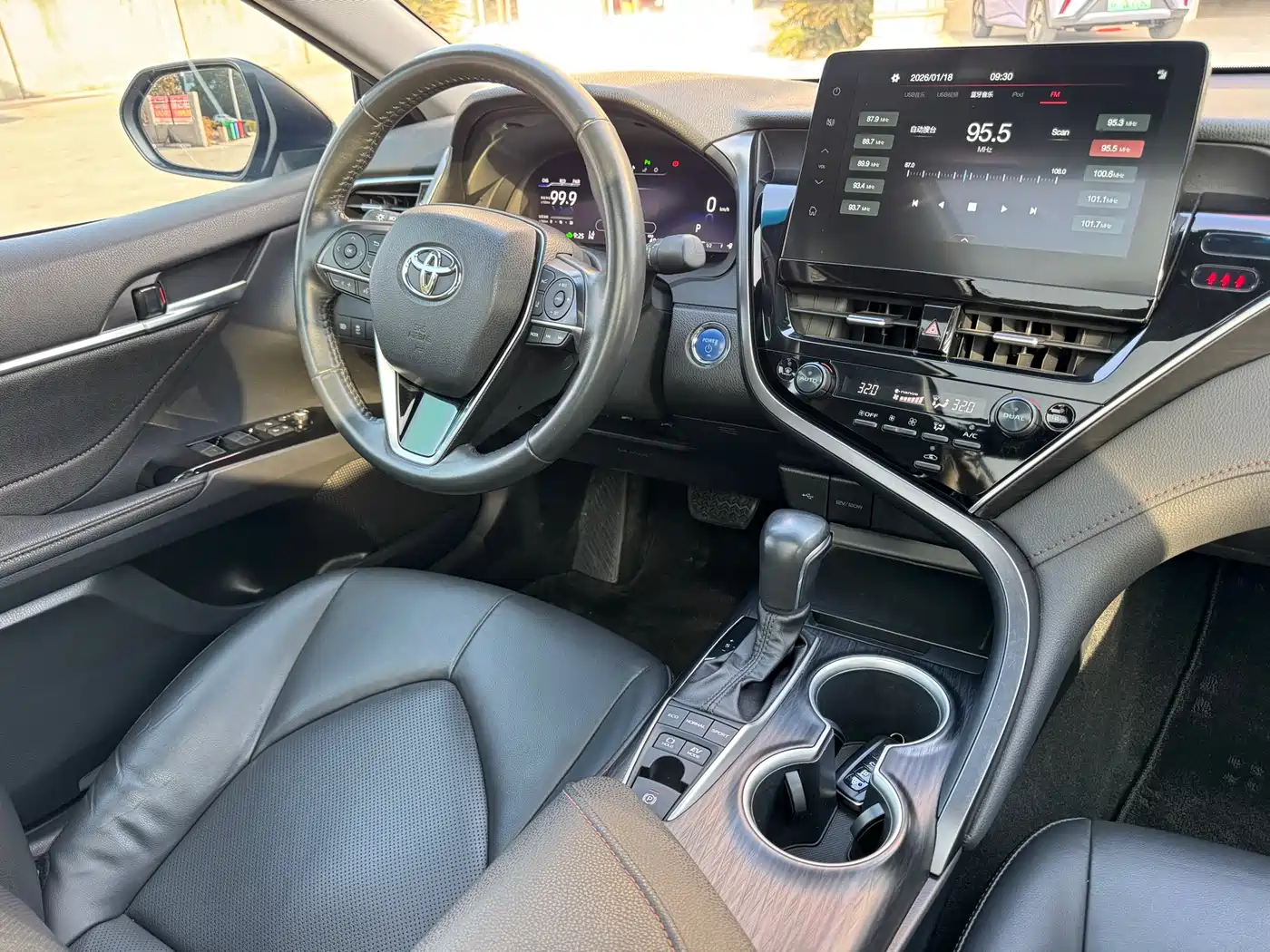 Toyota Camry 2023 Hybrid 2.5HG Luxury Edition фото 17