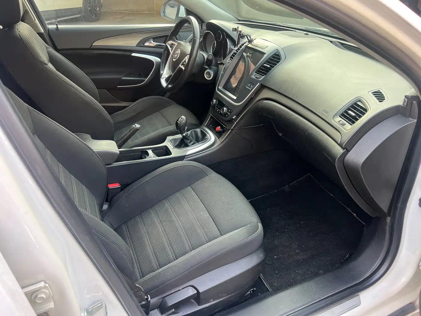 Photo 13 - Buick Regal