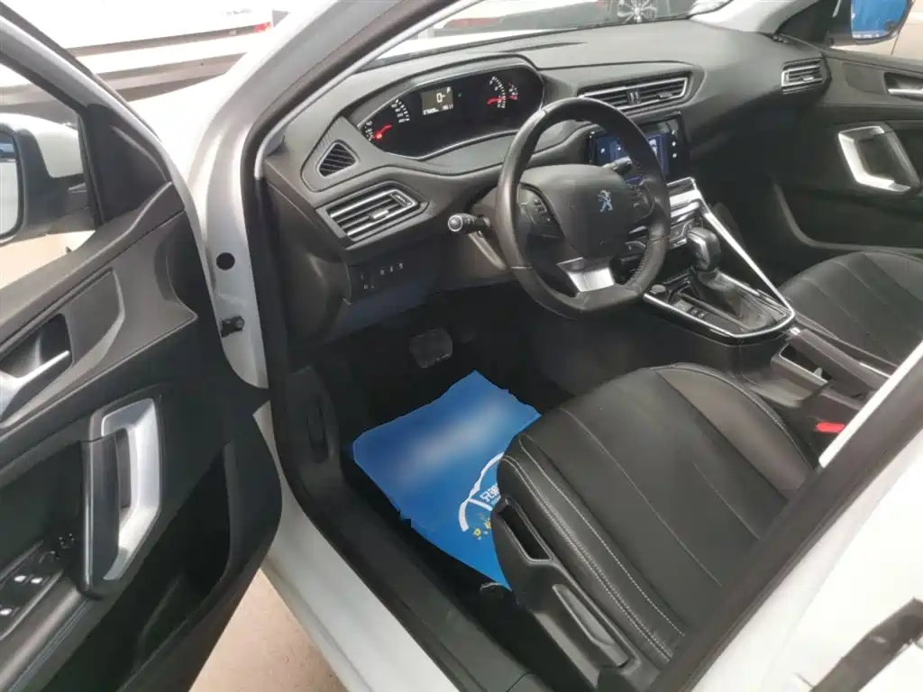 Peugeot 308 2018 1.6L Auto Luxury Edition фото 15