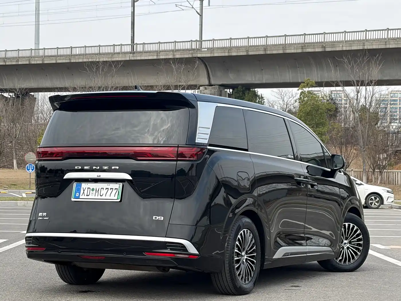 Denza D9 2022 DM-i 970 AWD Flagship фото 6