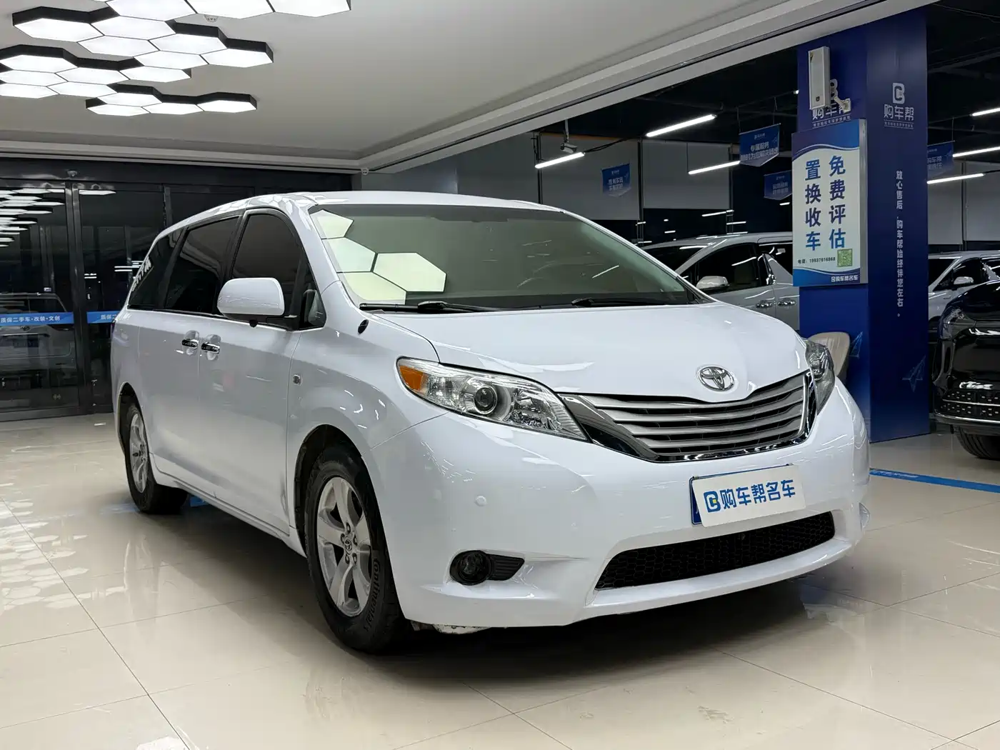 Toyota Sienna 2015 3.5L 2WD LE фото 3