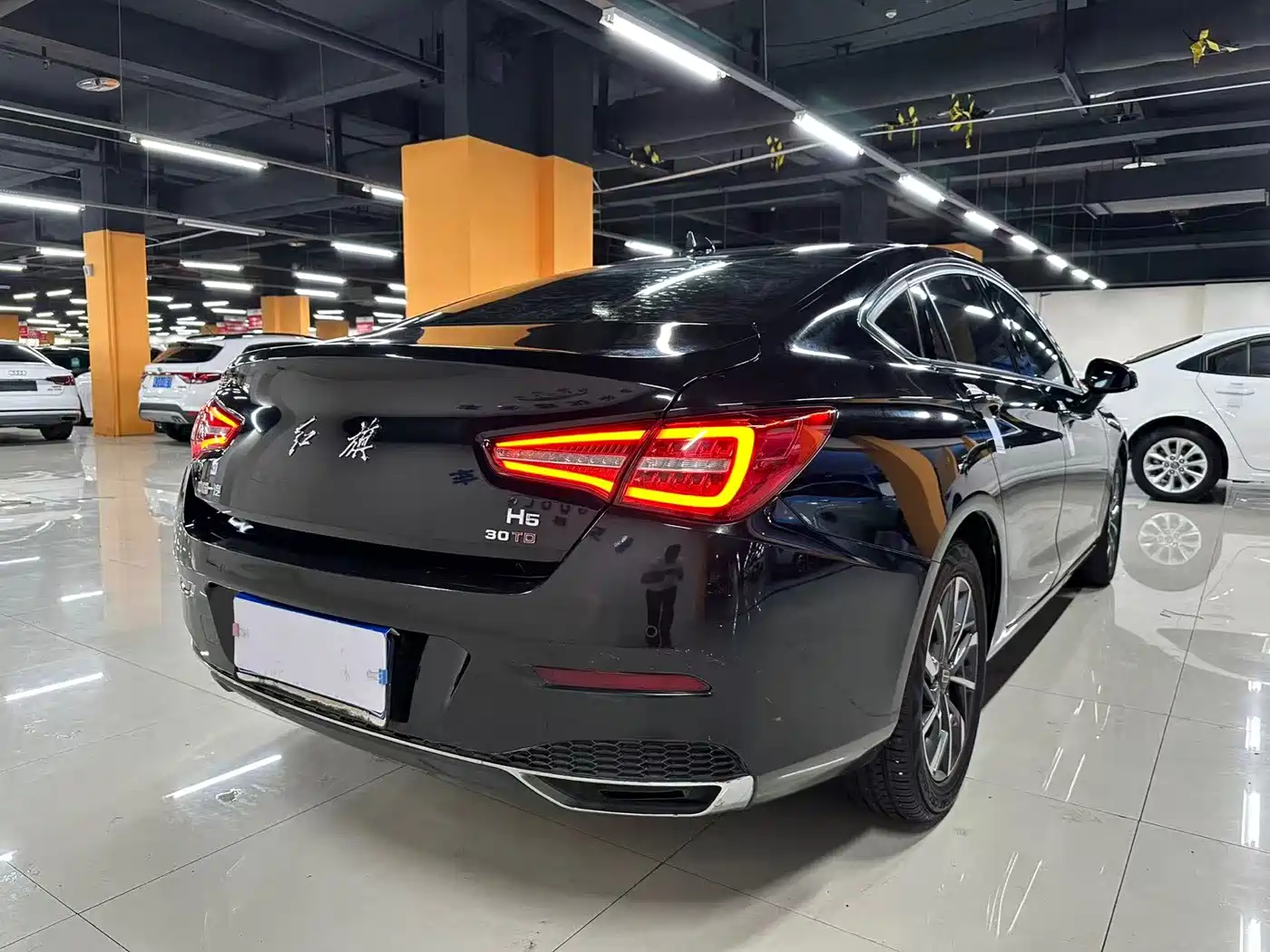 Фото 14 - Hongqi H5