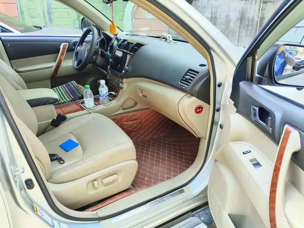 Photo 10 - Toyota Highlander