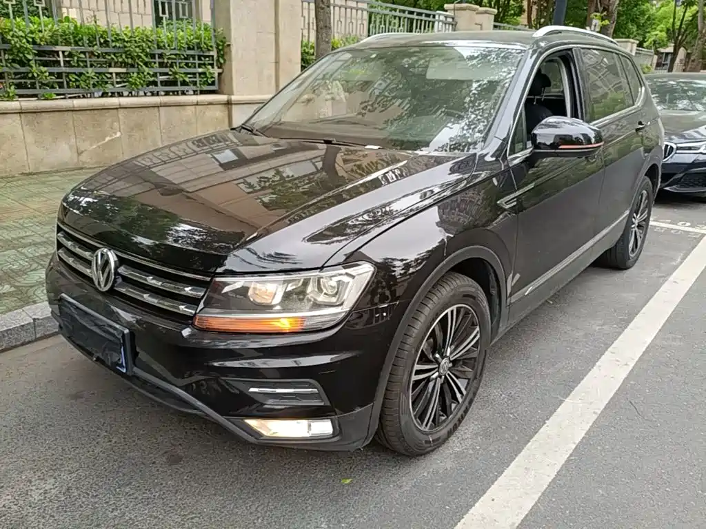 Photo 2 - Volkswagen Tiguan L
