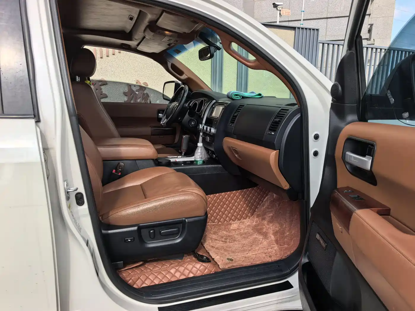 Toyota Sequoia 2010 5.7 Platinum Edition фото 7