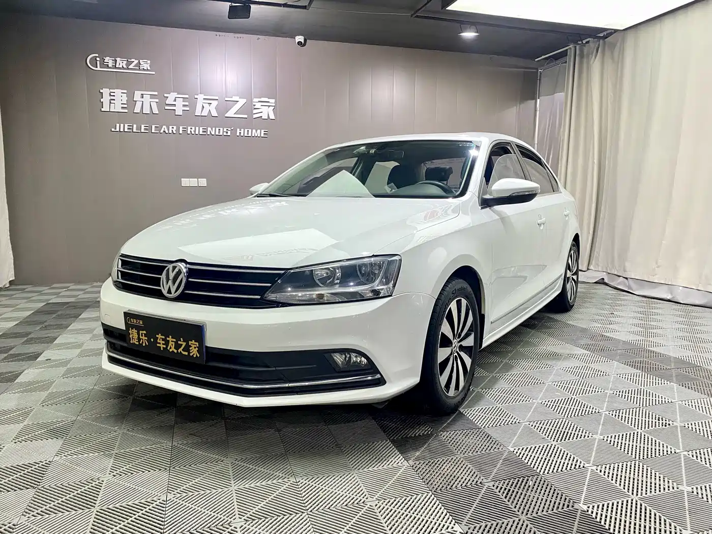 Фото 1 - Volkswagen Sagitar