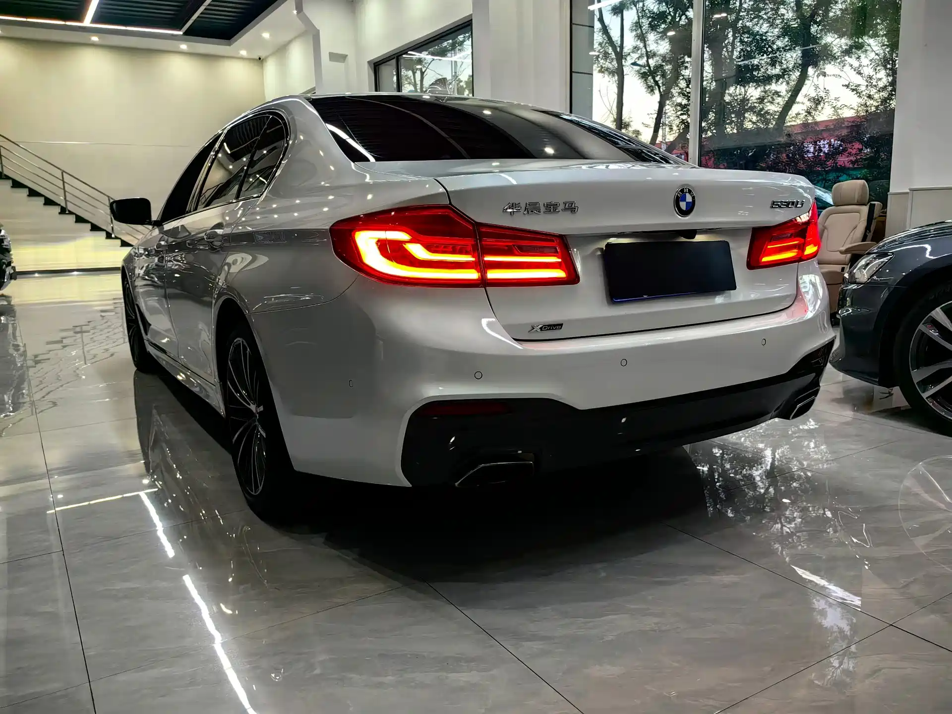 Photo 5 - BMW 5 Series