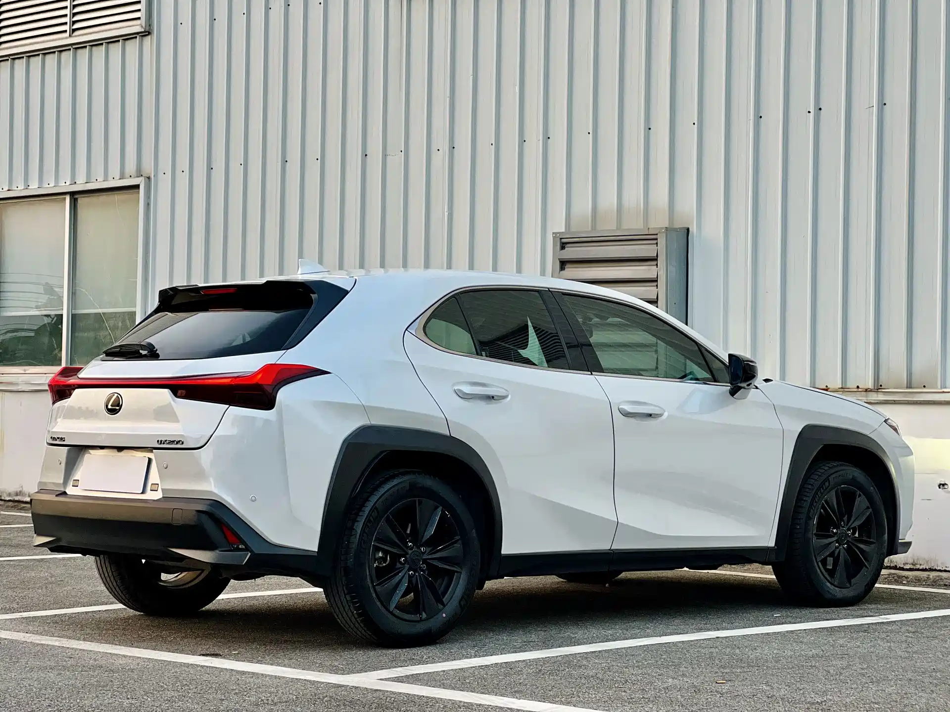 Фото 9 - Lexus UX
