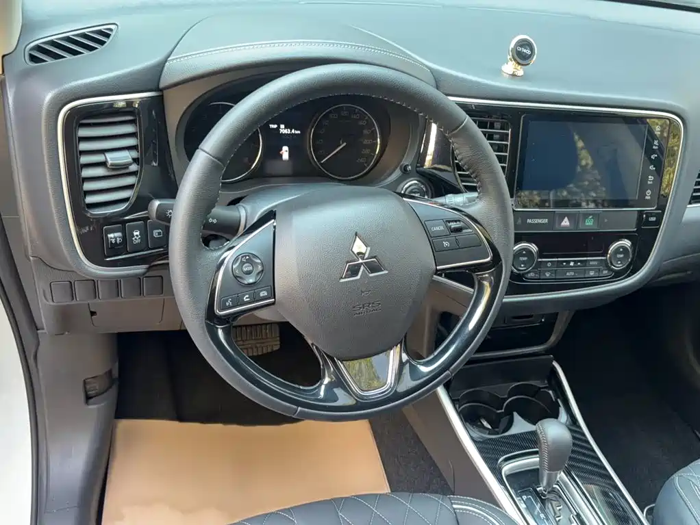 Photo 3 - Mitsubishi Outlander