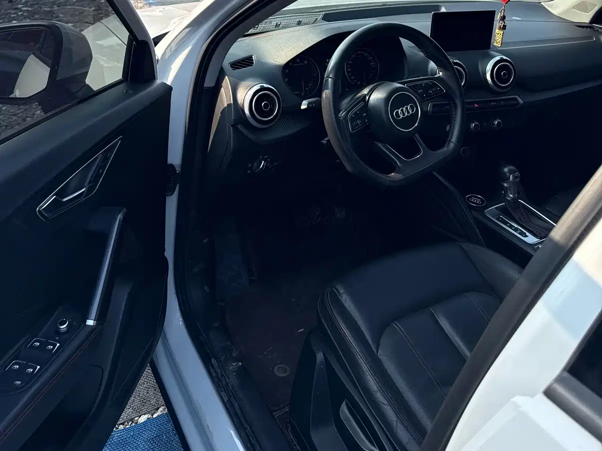 Photo 7 - Audi Q2L