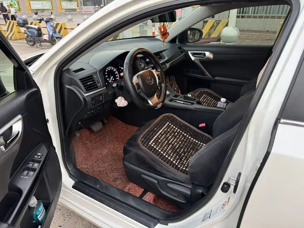 Фото 4 - Lexus CT