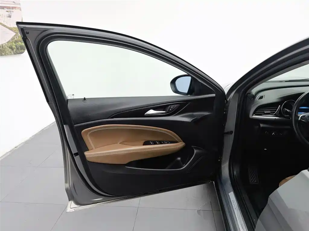 Photo 8 - Buick Regal