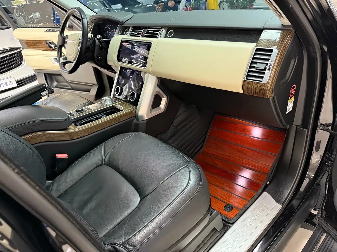 Land Rover Range Rover 2018 3.0 SC V6 Golden Age Edition фото 8