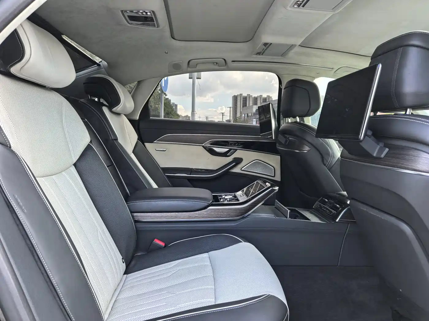 Фото 14 - Audi A8