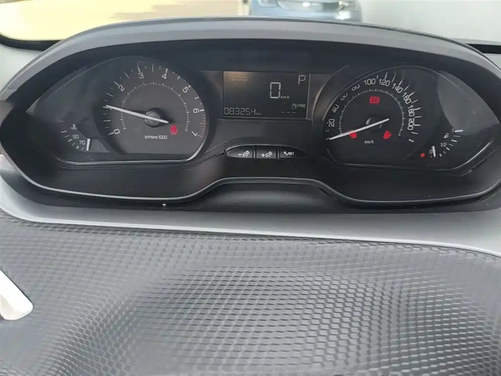 Peugeot 2008 2015 1.6L Automatic Cool Edition фото 12