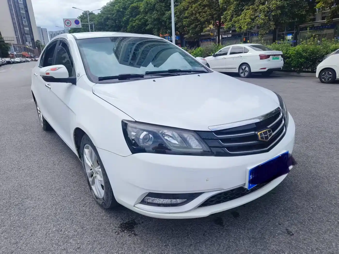 Фото 3 - Geely Emgrand