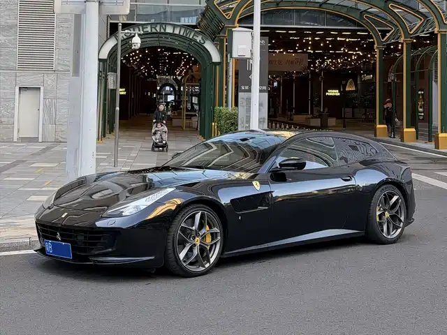 FERRARI GTC4LUSSO