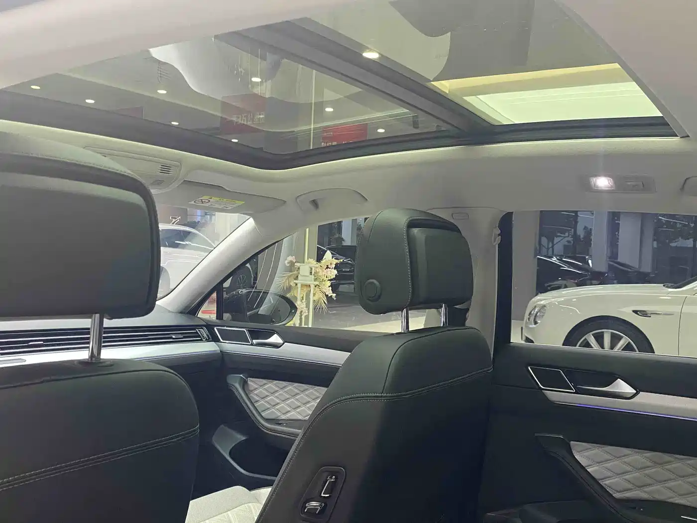 Volkswagen Magotan 2023 Model 2 Million Commemorative Edition 330TSI DSG Luxury фото 16