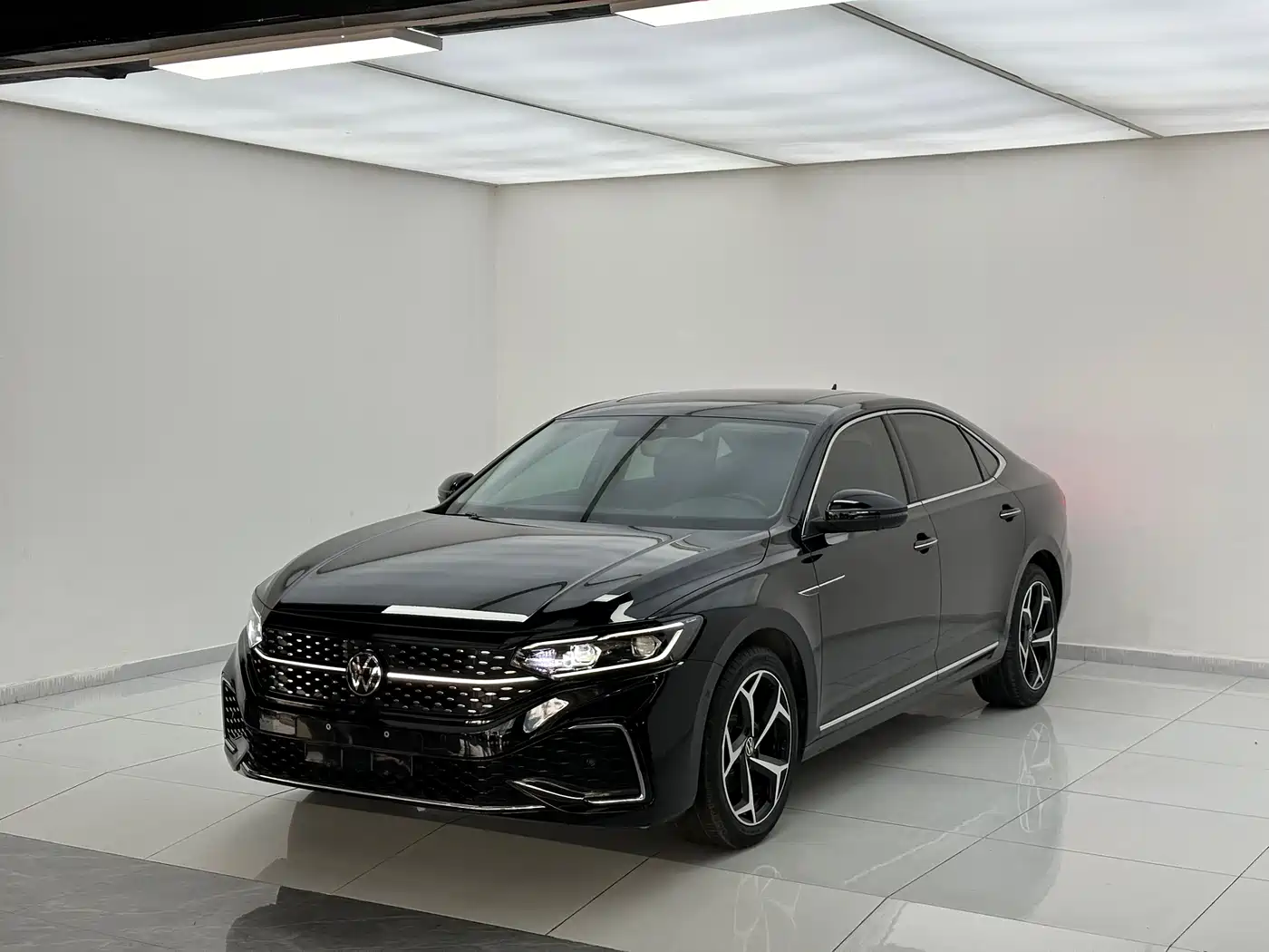 Volkswagen Passat 2023 330TSI Starlight Premium Edition