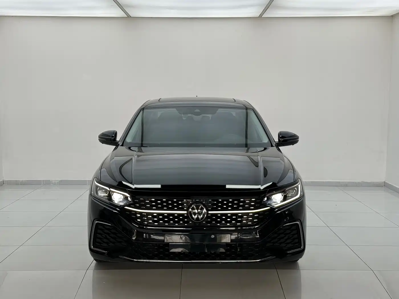 Volkswagen Passat 2023 330TSI Starlight Premium Edition фото 2