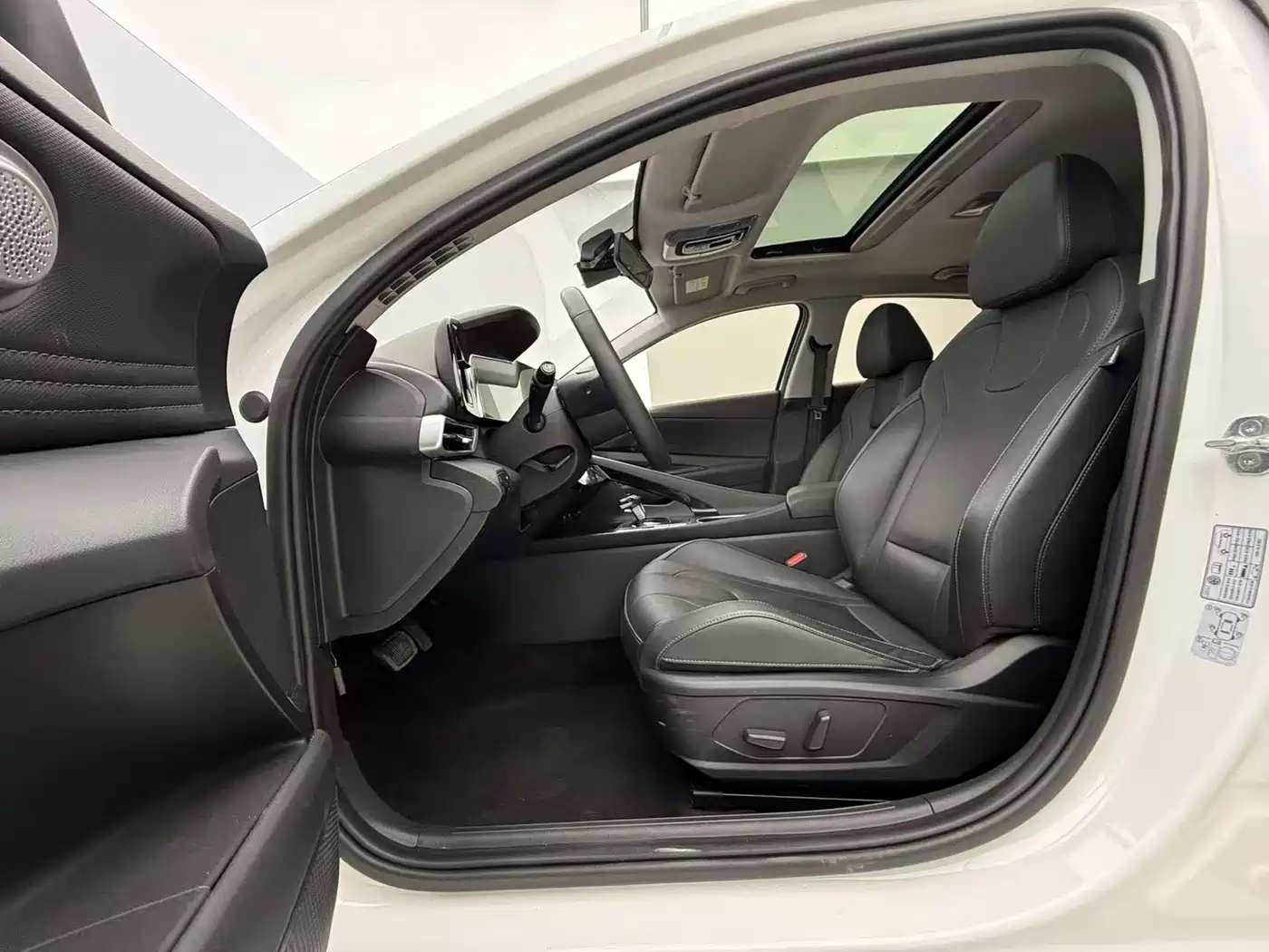 Hyundai Elantra 2022 1.5L CVT LUX Premium Edition фото 18