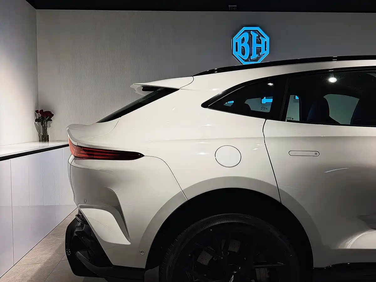 Фото 5 - Aston Martin DBX