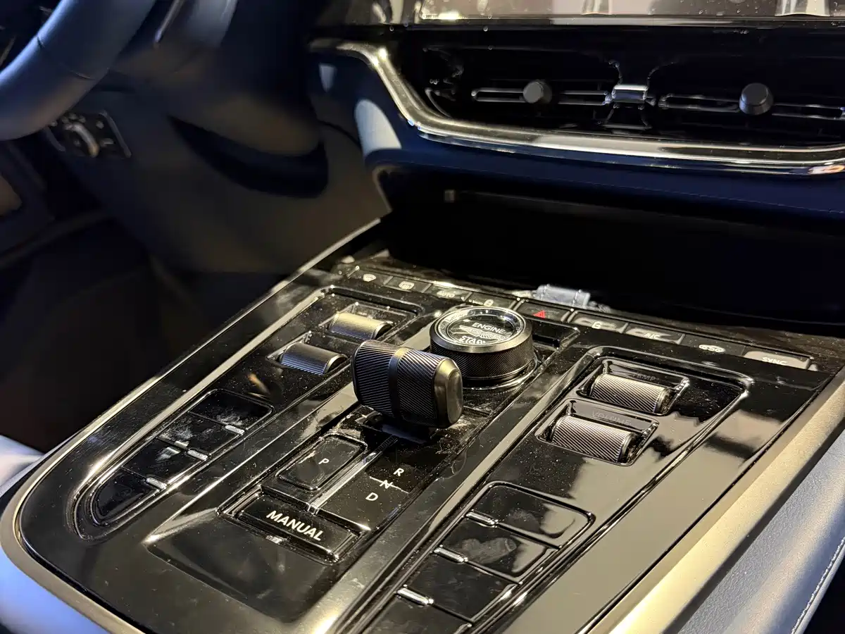Фото 8 - Aston Martin DBX