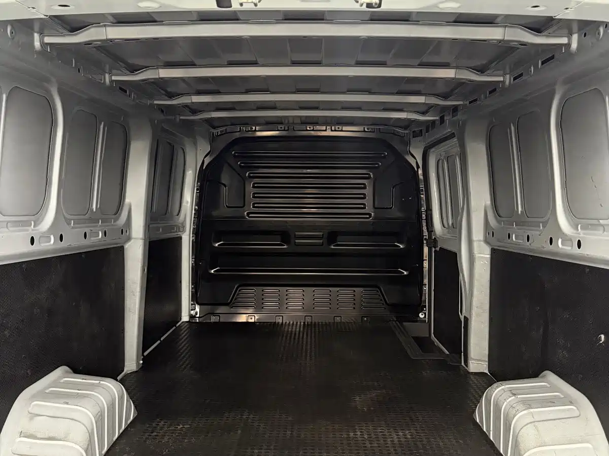 Jiangling E-Fushun 2025 2025 Model Blind Window Version 50.38kWh Medium Wheelbase Low Roof 3.0T