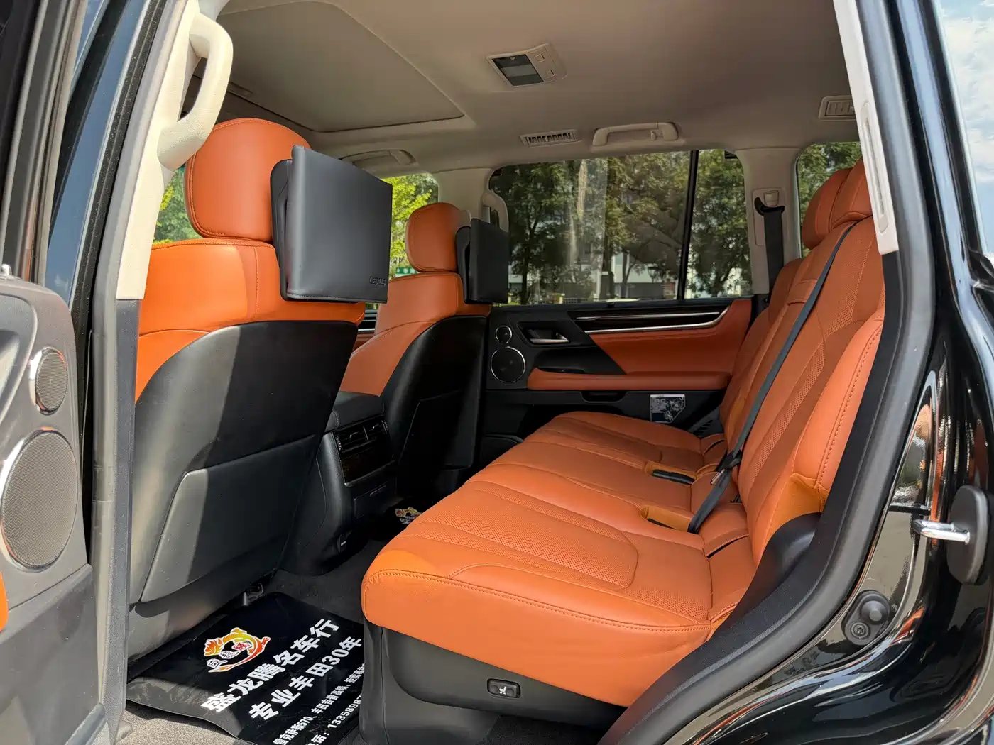 Фото 16 - Lexus LX