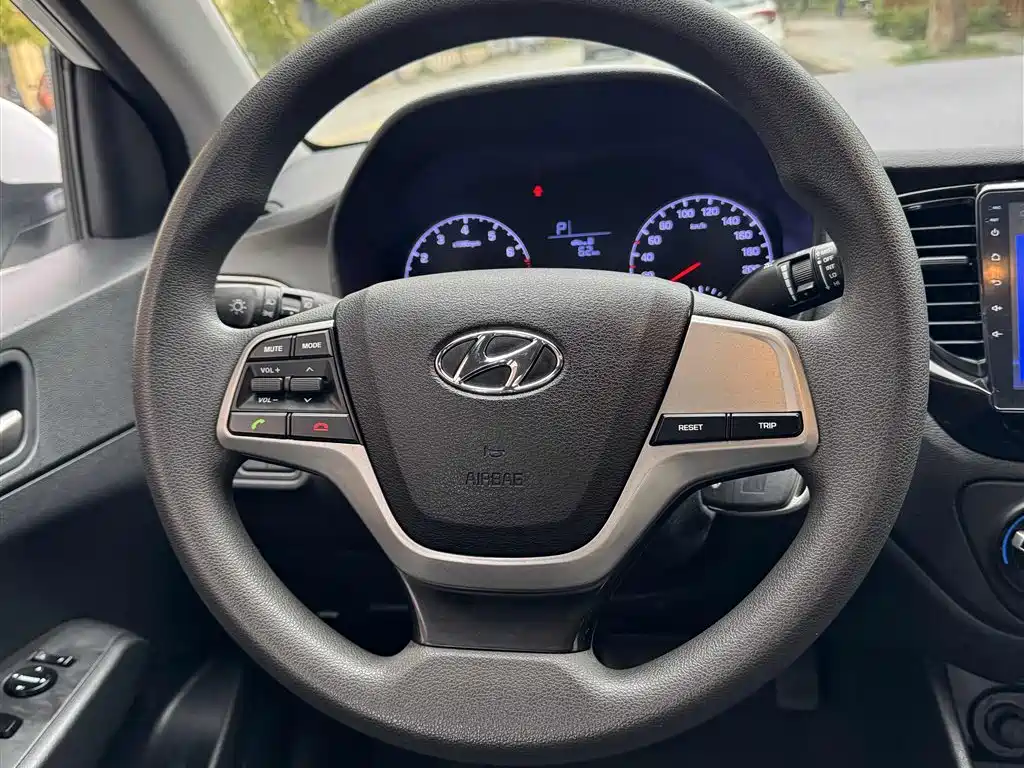Hyundai Verna 2016 1.4L Automatic Cool Edition GLS фото 14